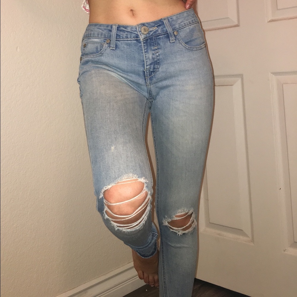 Ripped knee skinny jeans 🍒